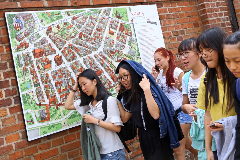 Studenci podczas zajęć języka polskiego w Collegium Maius