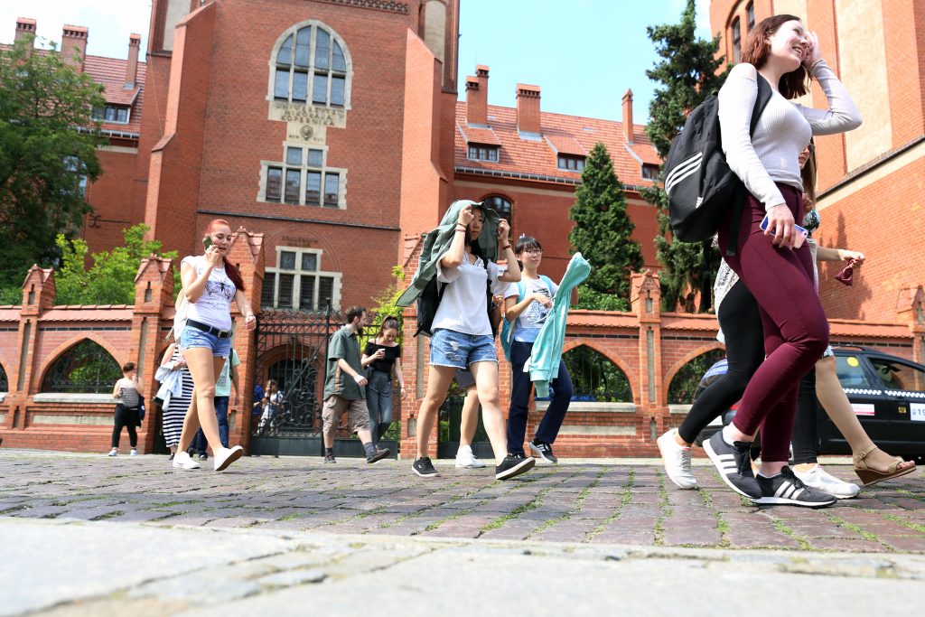 Studenci uczestniczący w zajęciach filologii polskiej jako obcej