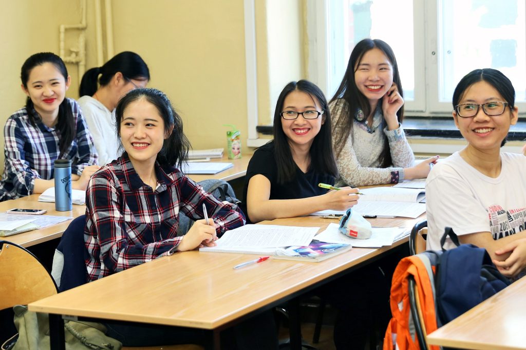Studenci podczas wspólnej pracy na zajęciach