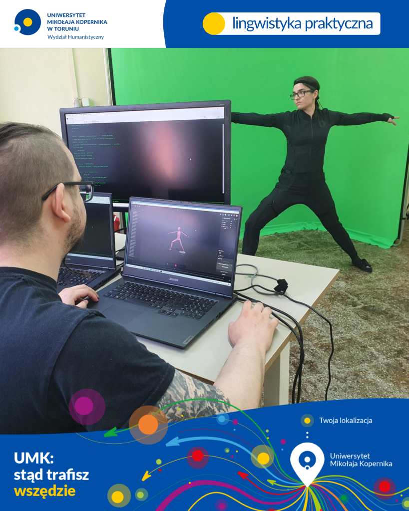 Mężczyzna pracuje przy komputerach nad projektem motion capture, podczas gdy kobieta pozuje na tle green screena. Na monitorach widoczny jest model postaci i kod programu do animacji ruchu.