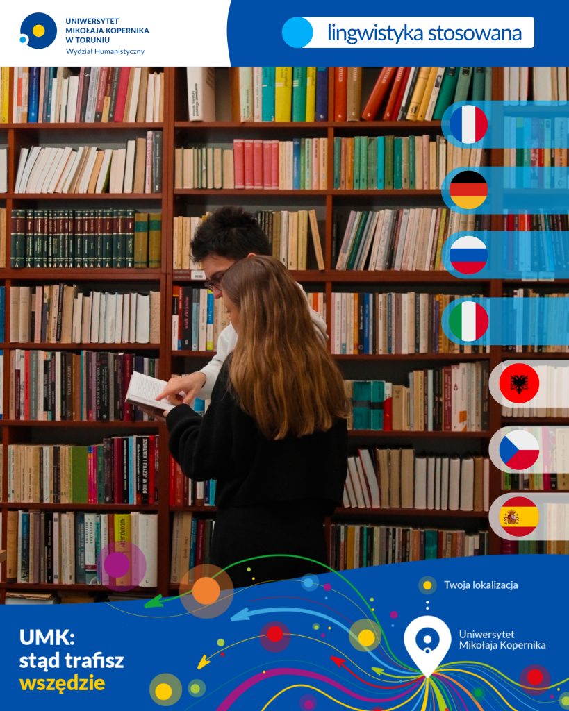 Dwoje studentów przegląda książkę w bibliotece przed regałami wypełnionymi publikacjami naukowymi.